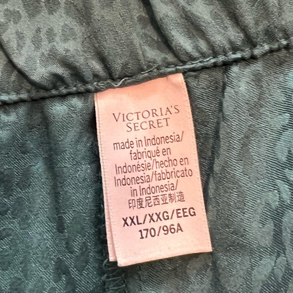Victoria Secret Satin Women’s Sleep Shorts in Size XXL. Blue cheetah print - Picture 3 of 4